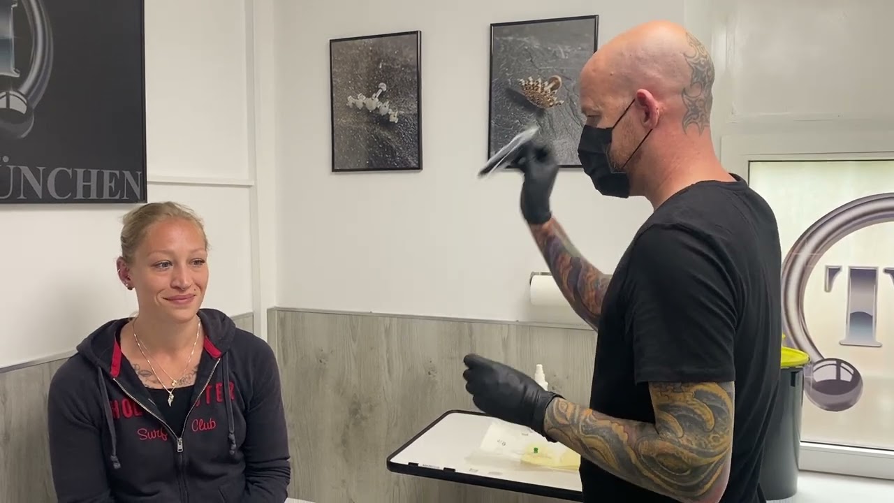 Ohrloch stechen lassen mit Nadel - also piercen und nicht schießen mit der Ohrlochpistole