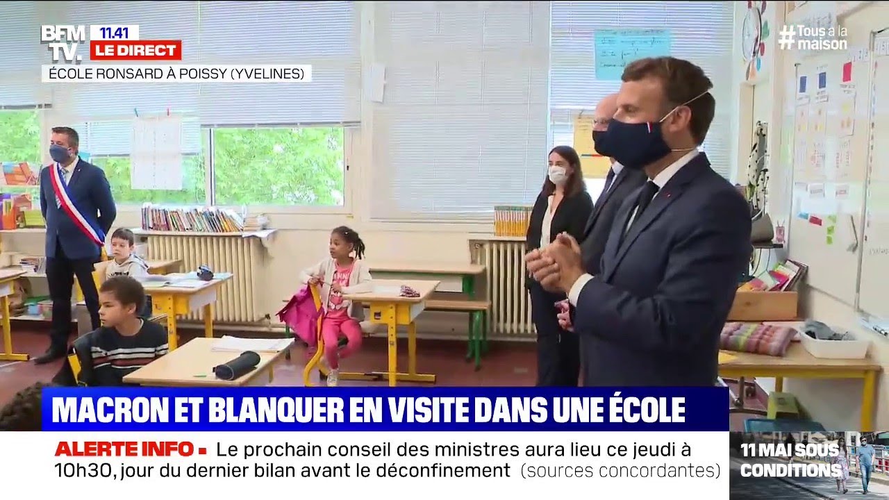 En visite dans une école, Emmanuel Macron explique les gestes barrières à des enfants