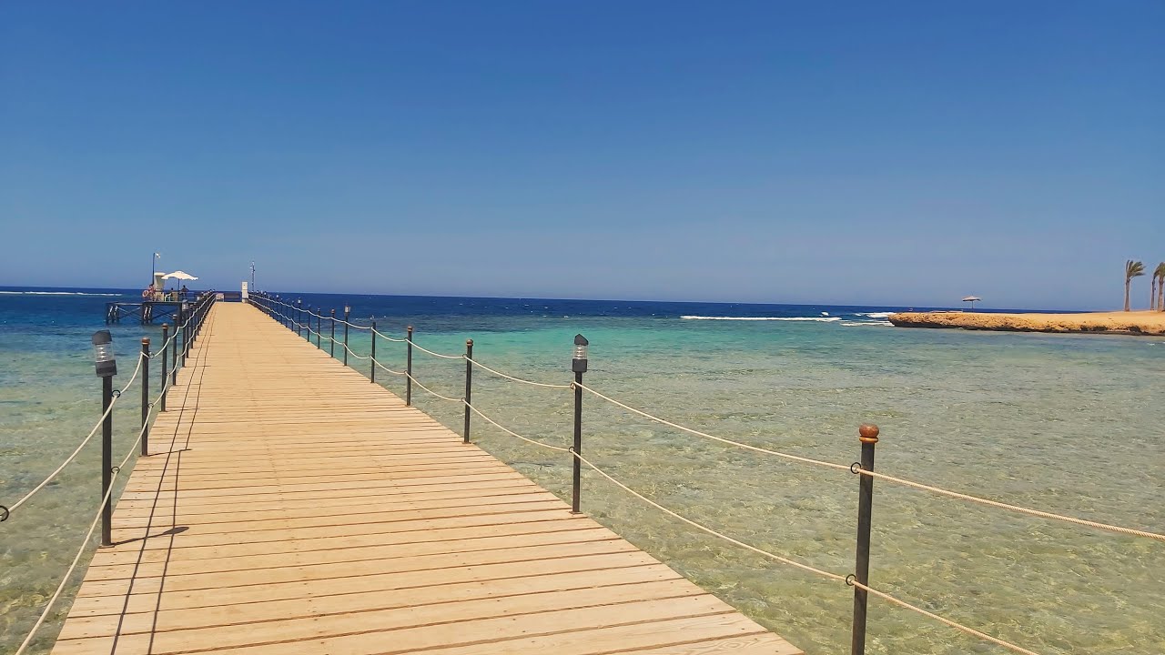 Rafa koralowa po prawej stronie mola - Hotel Royal Brayka Beach Resort Egipt, Marsa Alam. - 4K