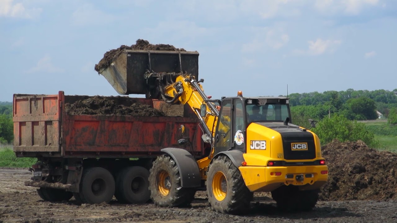 2023.05.20. Loading and moving cow manure with JCB TM420 and Kamaz