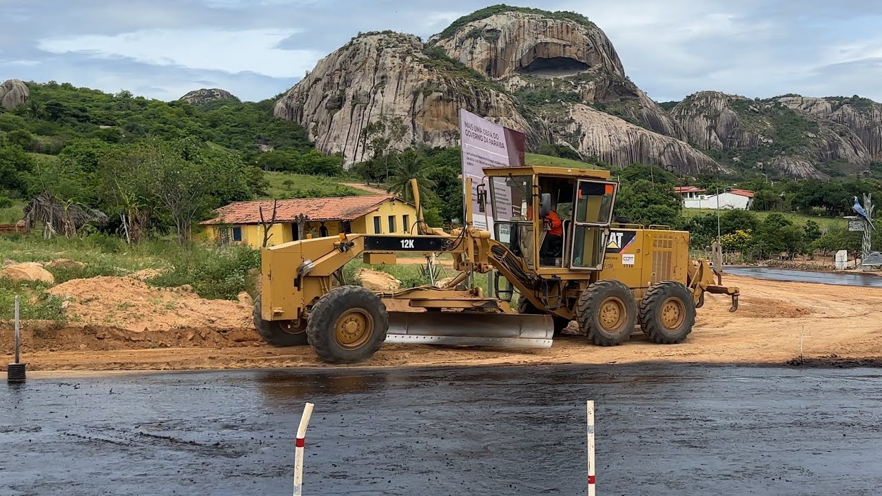 As m&aacute;quinas pesadas j&aacute; terminaram os 10 km de terraplanagem na pb 117 na pedra da boca