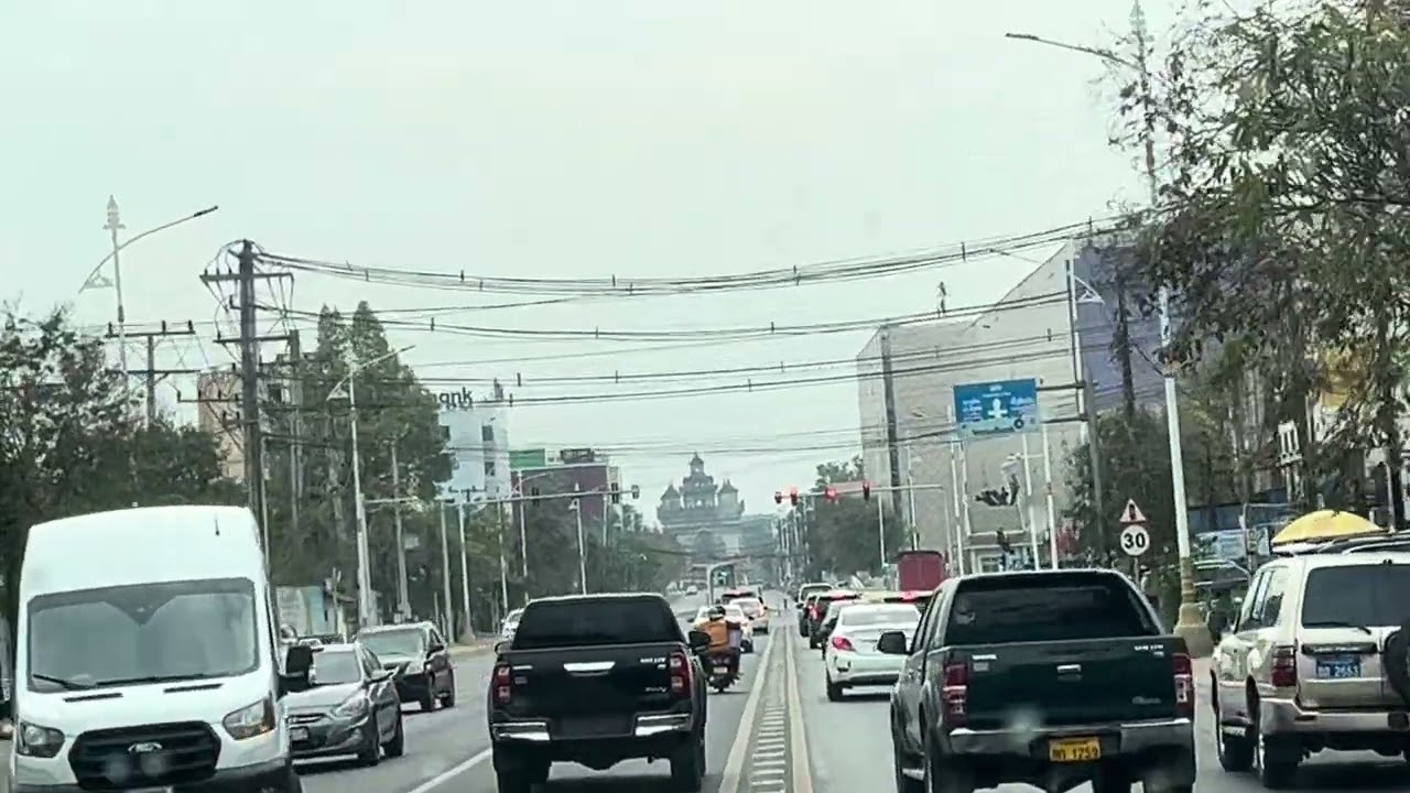 綠色巴士係最平嘅，全程8，000基普，經過首都 # 老撾嘅帕圖賽紀念碑。