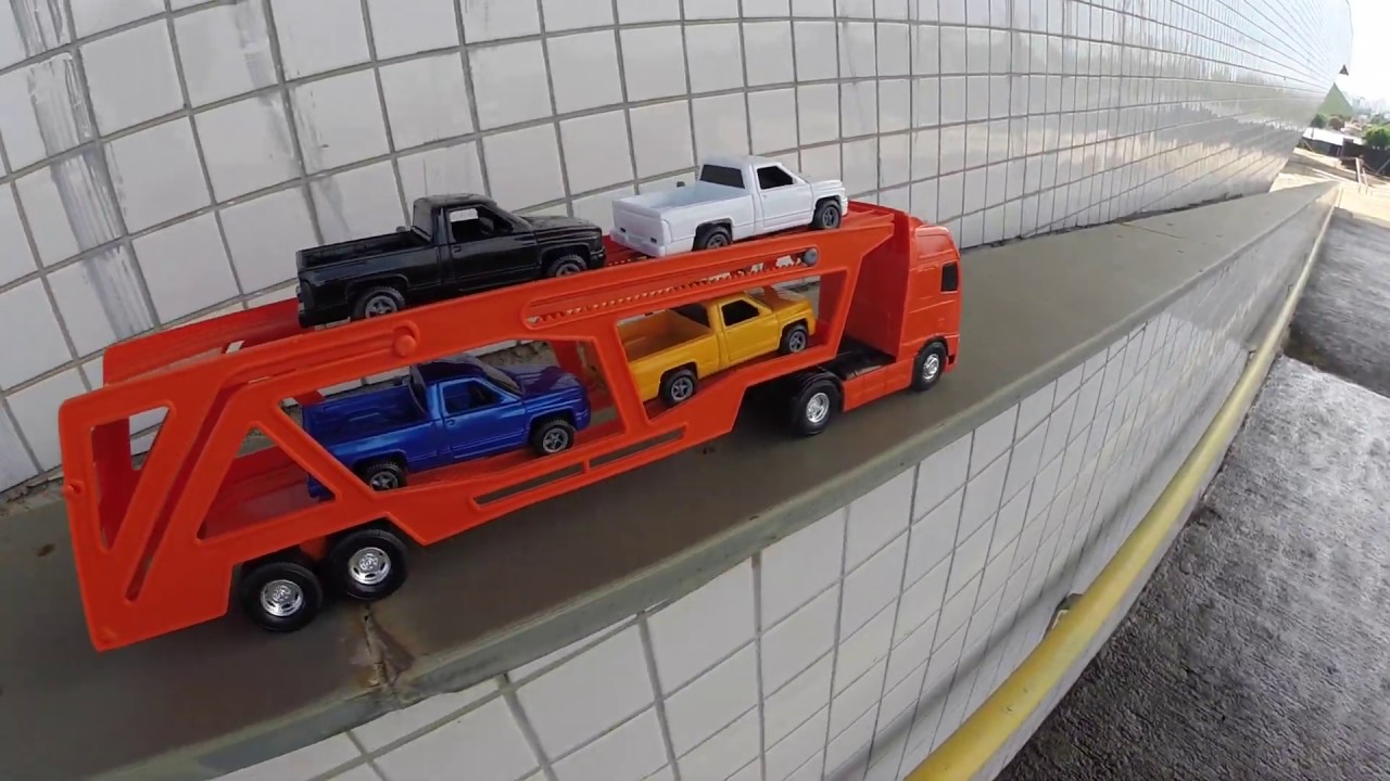Brinquedos para Crianças / Nova carreta Cegonha Levando quatros Camionetes Novas