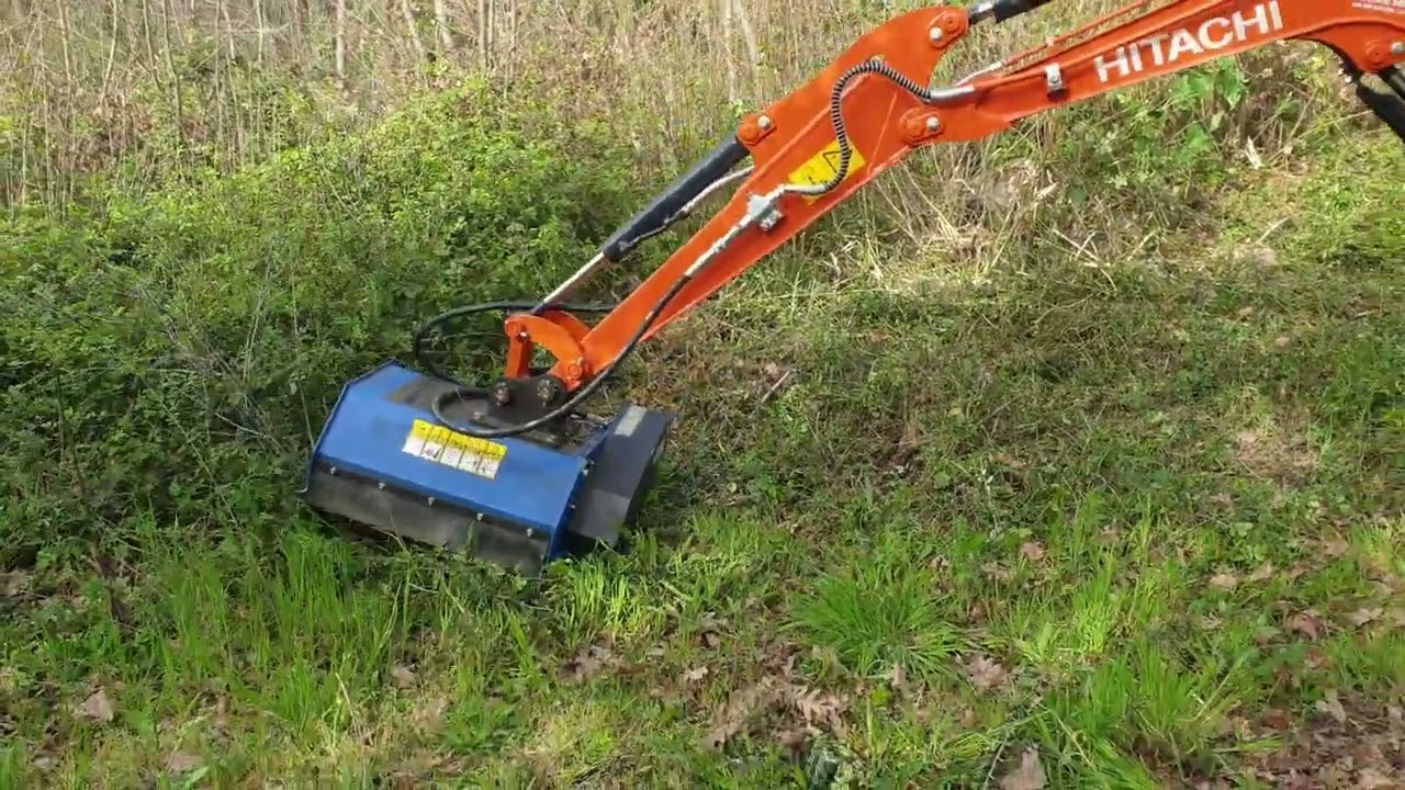 Miniescavatore Hitachi 19u con trincia da 60cm: prova in campo.