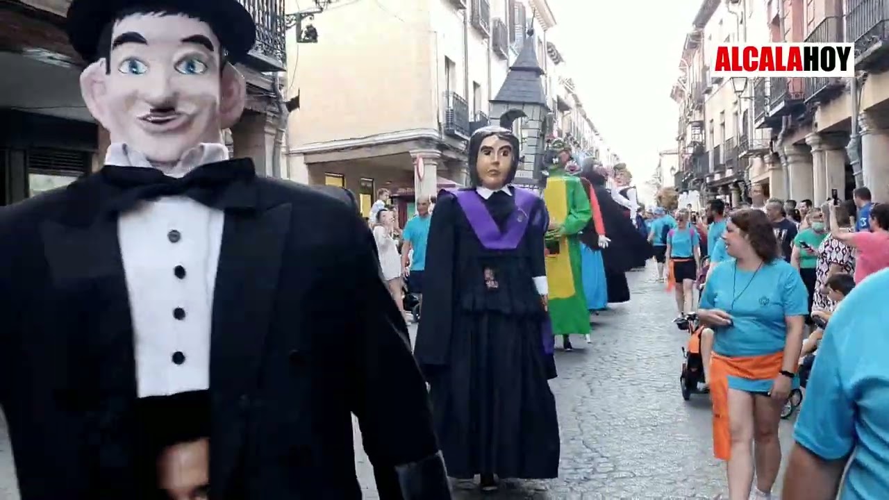 “Pequeñantes”, la nueva asociación de jóvenes giganteros, desfila por la calle Mayor de Alcalá de H
