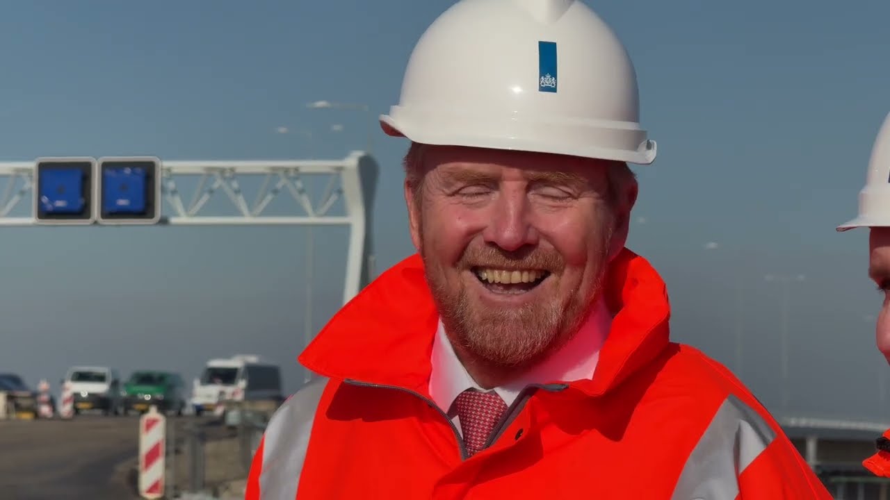 Ook koning Willem-Alexander ergert zich in het verkeer…