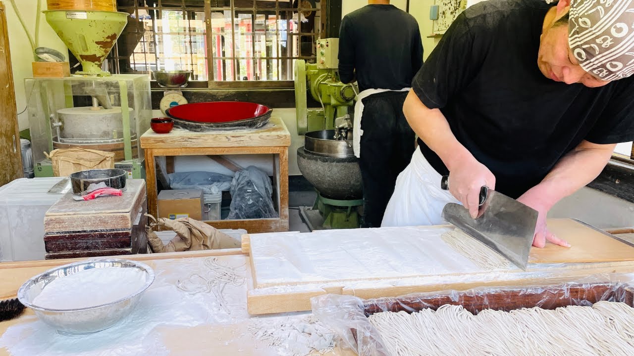 【十割そば】早朝６時から黙々と続く熟練のそば打ち！開店から満席になる人気そば屋の舞台裏に密着！Behind the scenes of a traditional Japanese soba