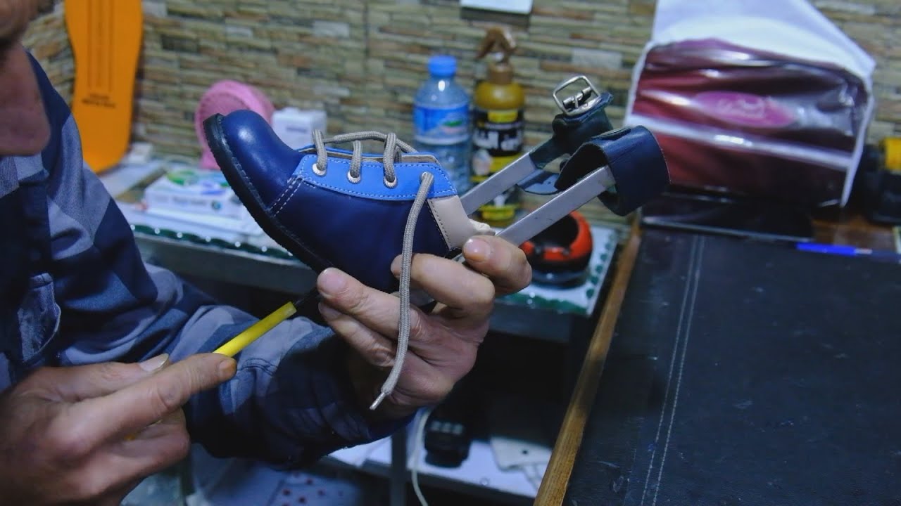 المحل الوحيد في صناعة الأحذية الطبية بمدينة إدلب