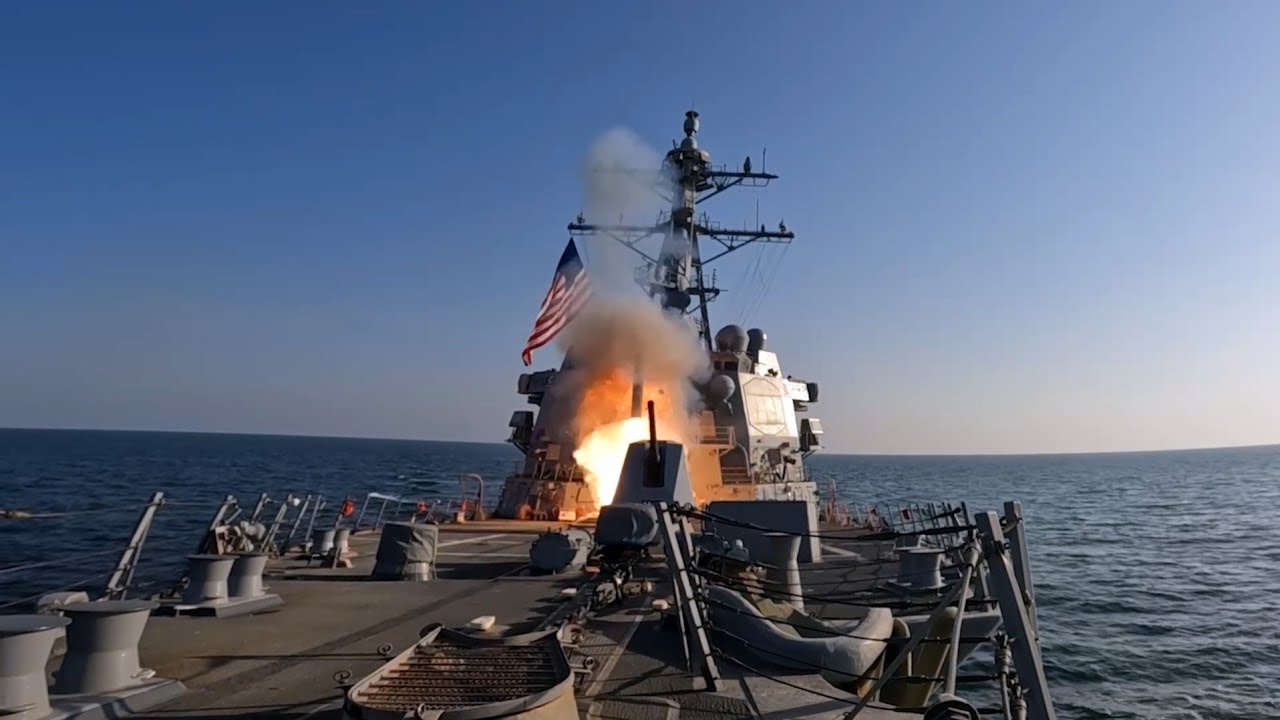 Destr&oacute;ier americano USS Spruance dispara m&iacute;sseis Tomahawk (TLAM) em dire&ccedil;&atilde;o ao Ir&atilde; 