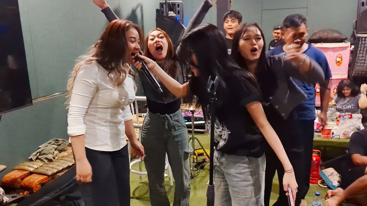 Niken Salindry Seru-seruan Bareng Crew Mayangkara sambil Menunggu Waktu Berbuka