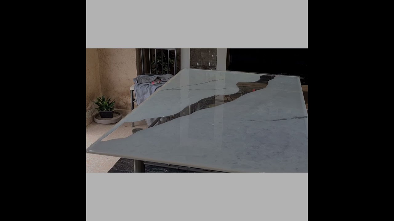 Resina epoxi sobre mesa de cristal