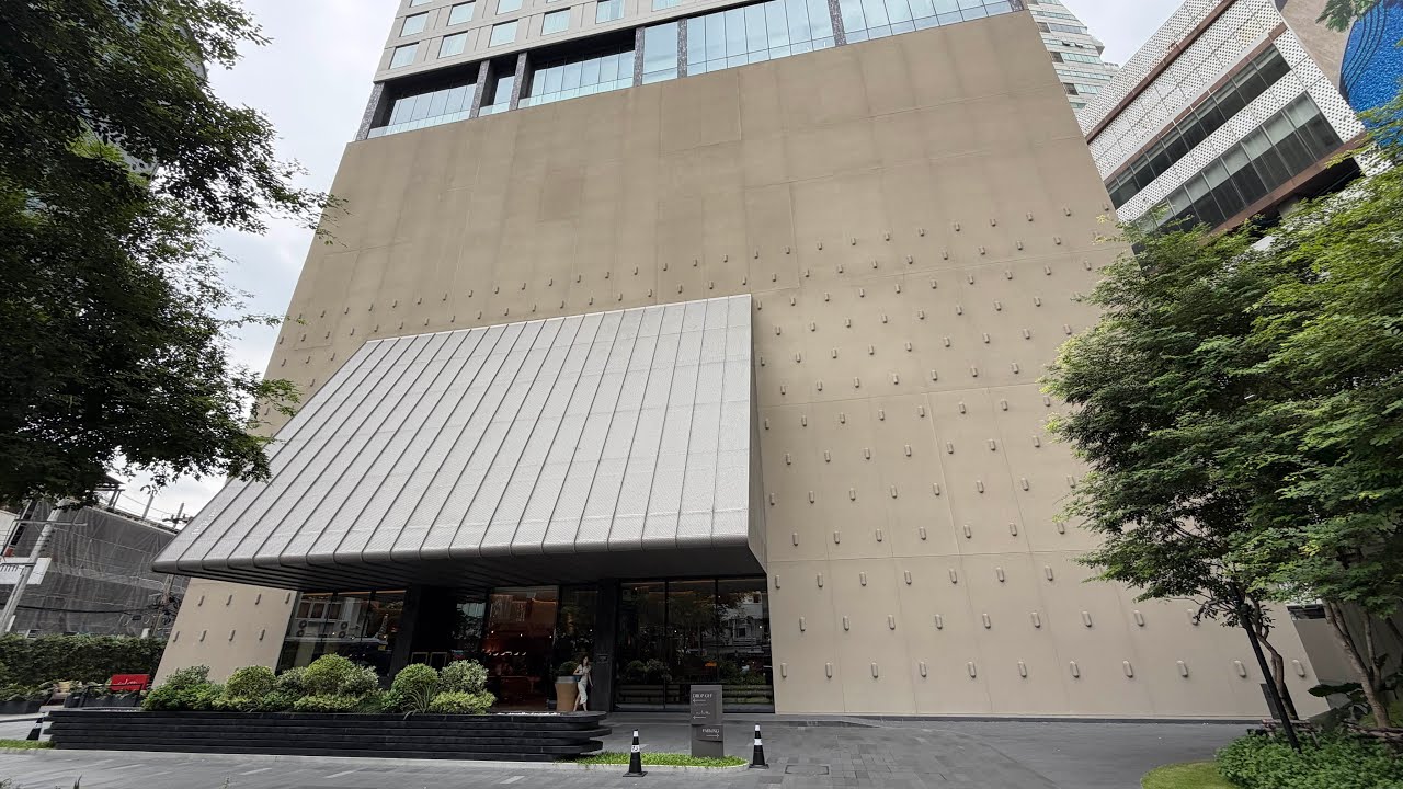 Обзор и отзыв об отеле KROMO Bangkok, Curio Collection by Hilton.