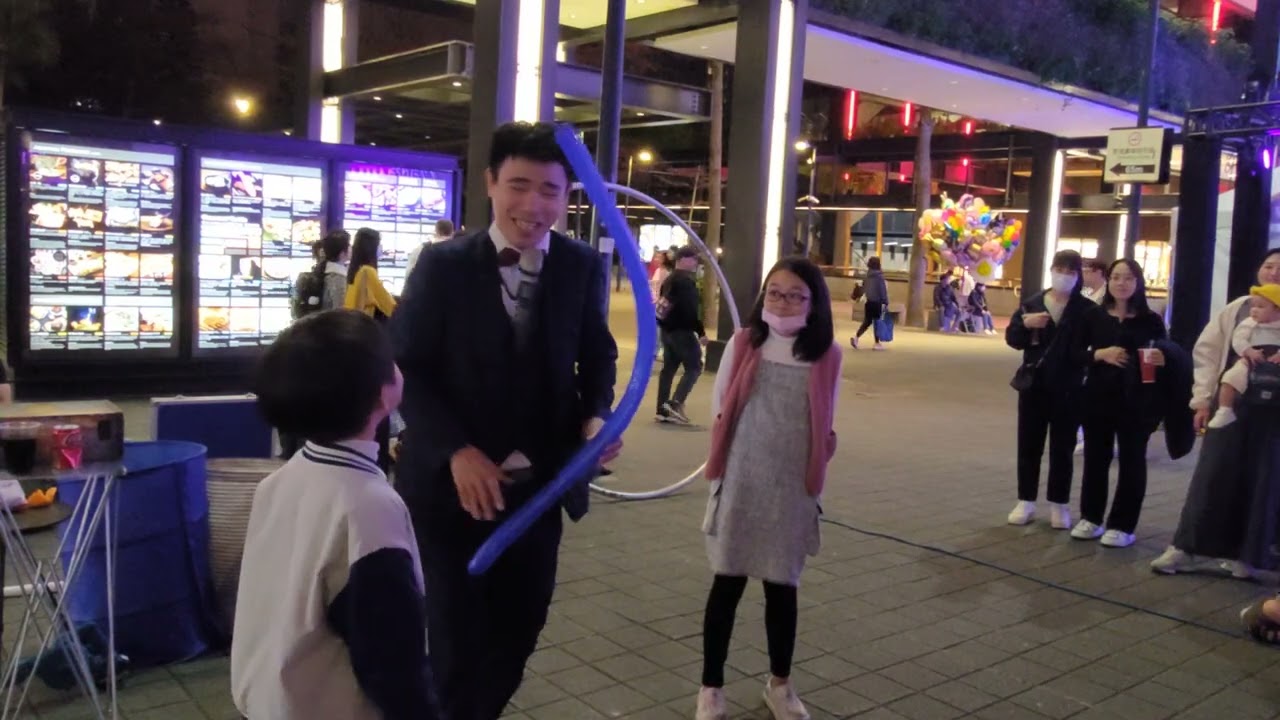 馬拉將(洪宗建)長達20多分鐘的精彩魔術表演，最後還有很刺激的人入氣球(該叫他檸檬太郎？)！