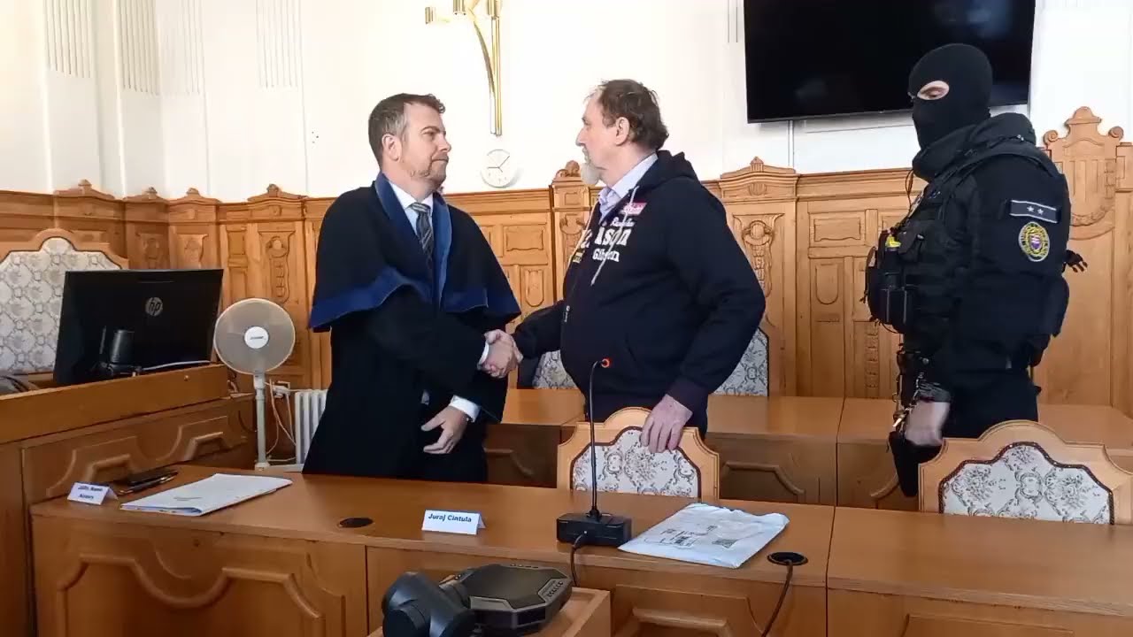 Juraj Cintula prich&aacute;dza na s&uacute;d, 8.10.2025 | Aktuality