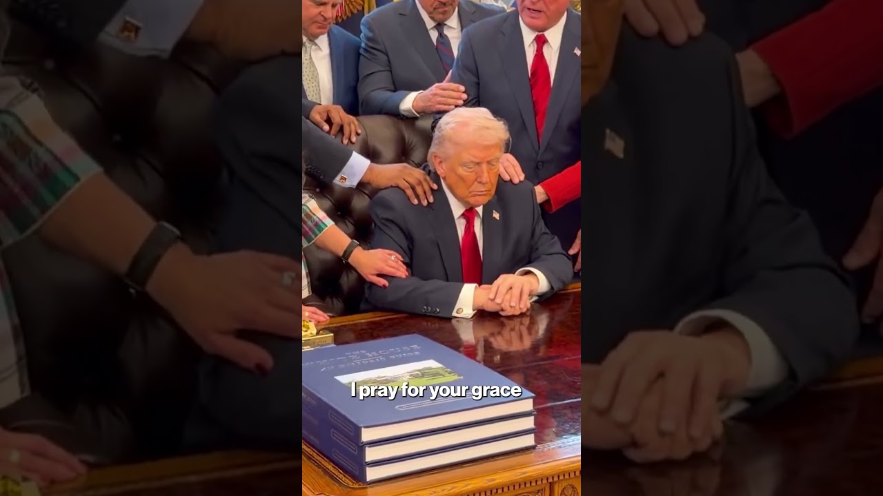 Пасторы возложили руки на Трампа во время молитвы в Овальном кабинете #короткометражки