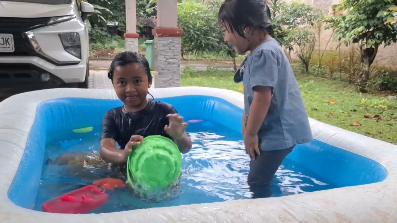 BERENANG DI RUMAH SERU BANGET KAKA DAN ADIK