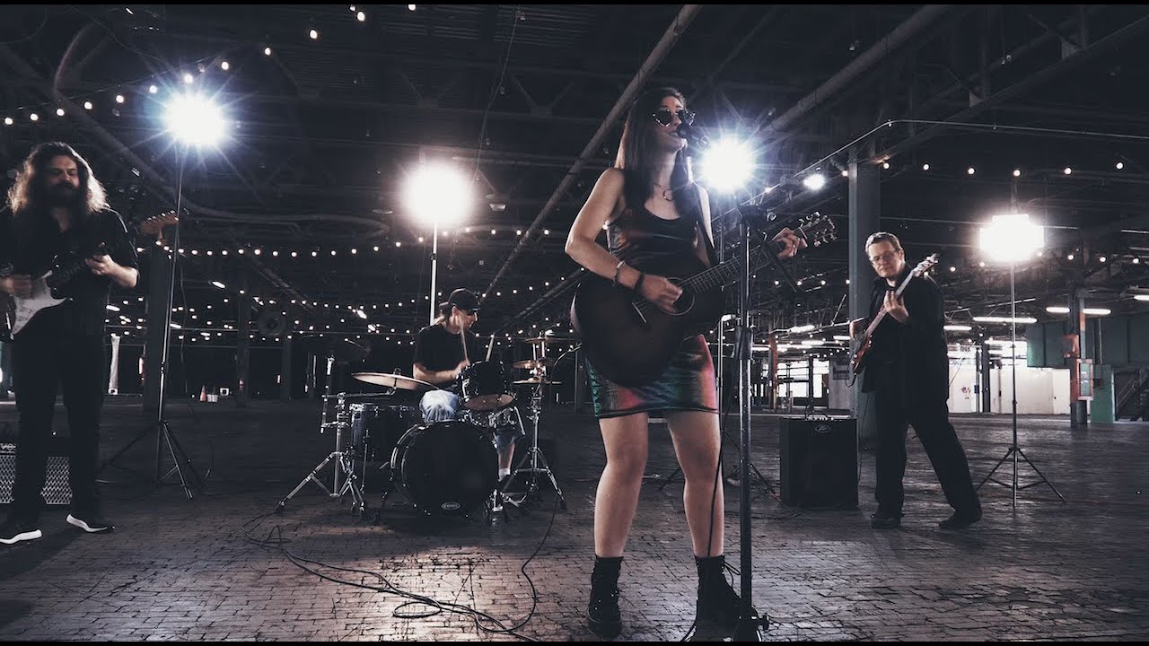 Lisa De Novo - Not Giving Up (Official Music Video)
