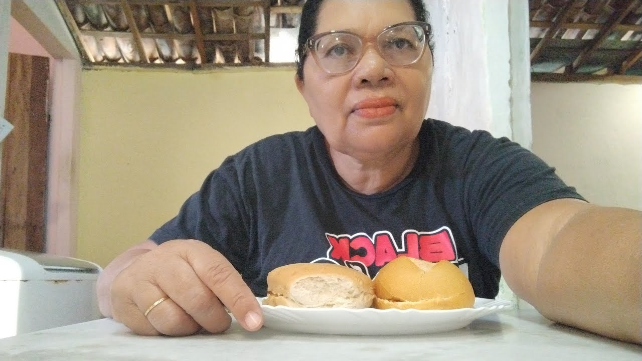 Café da manhã de hoje , pão com queijo coalho 