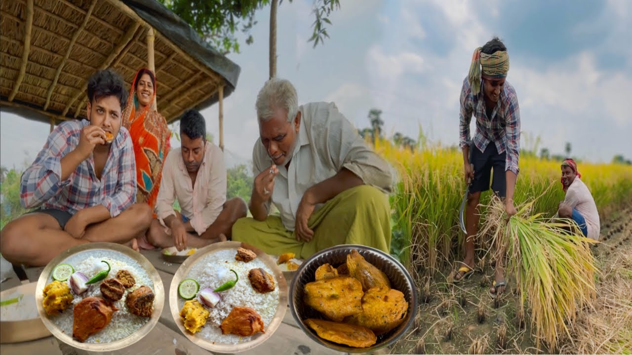 প্রচন্ড গরমে সকাল থেকে ধান কাটার পর, দুপুরে দারুণ স্বাদের পান্তা ভাত খাবার মজাই আলাদা ।।