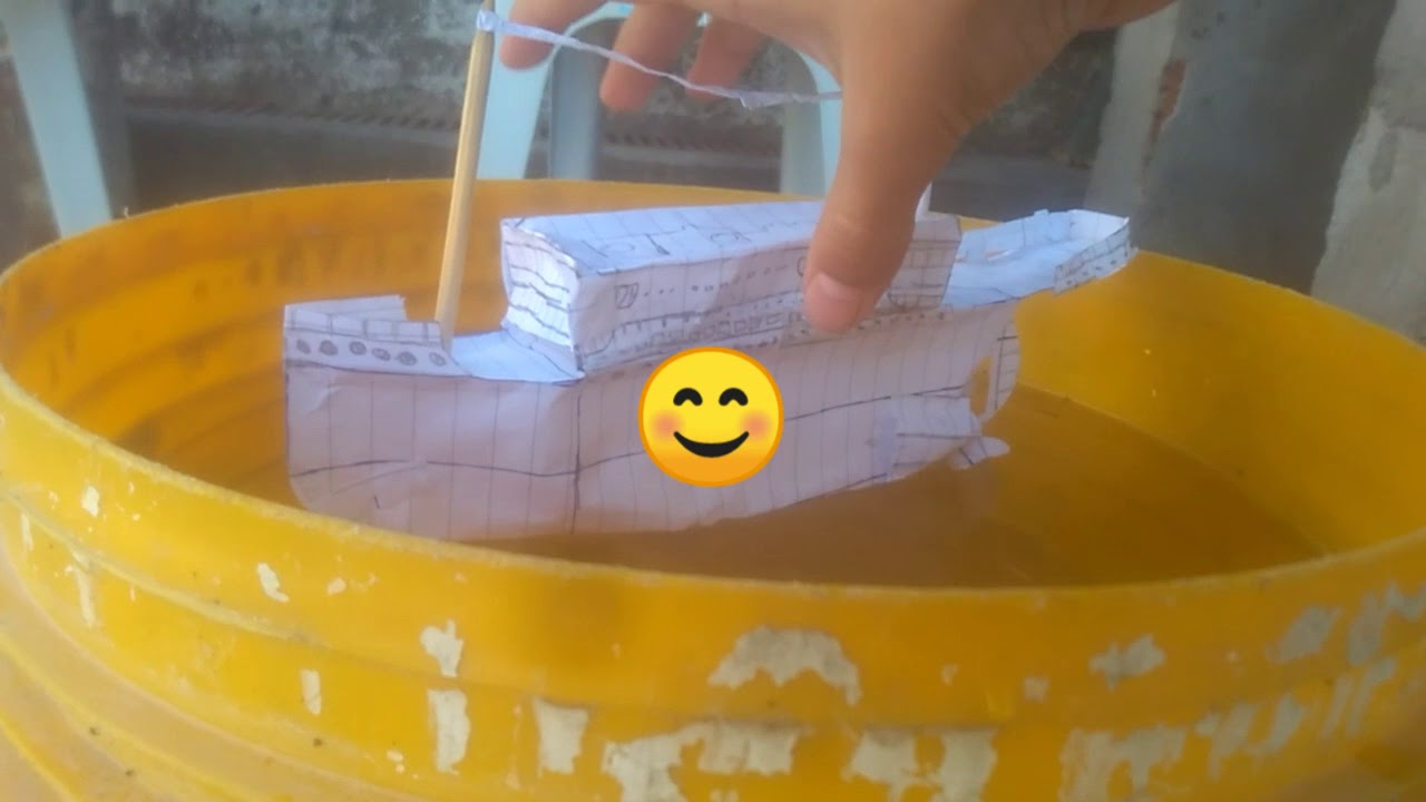 Titanic de papel afundando
