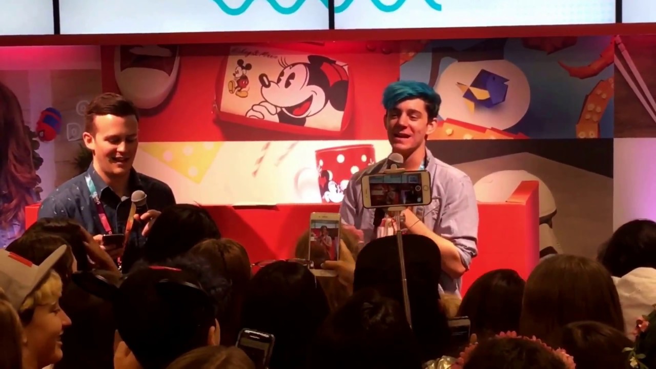 CrankGameplays Hugs Crying Fan @ VidCon 2017.