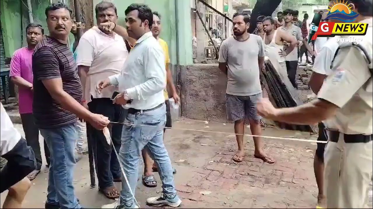 औड़िहार बाजार में रेलवे की जमीन पर हुए अतिक्रमण पर चला बुलडोजर