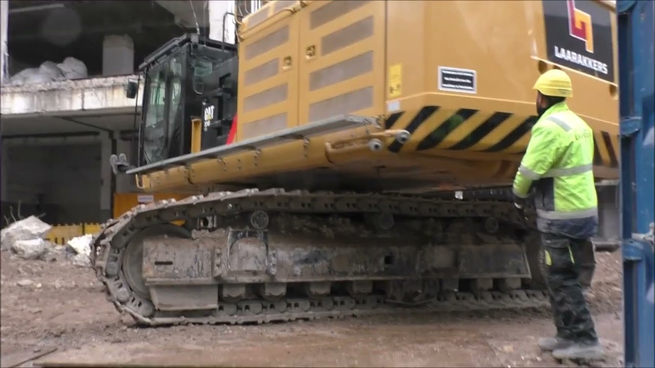 Bagger CAT 374 F Abriss an der Kö