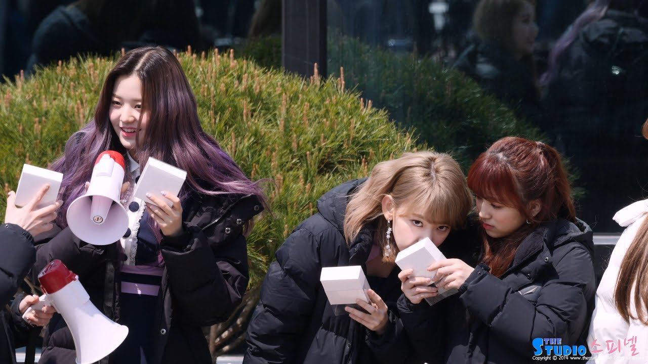 비누선물 향기 확인하는 아이즈원 장원영 사쿠라 나코 4K 직캠 IZ*ONE fancam @ 190412  뮤직뱅크 미니 팬미팅 by Spinel
