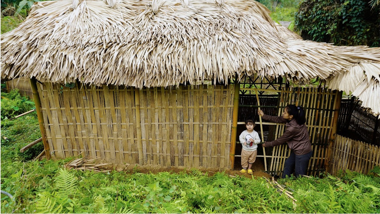 18-Year-Old Single Mother Completes Bamboo House Alone - Cooks with Her Little Daughter