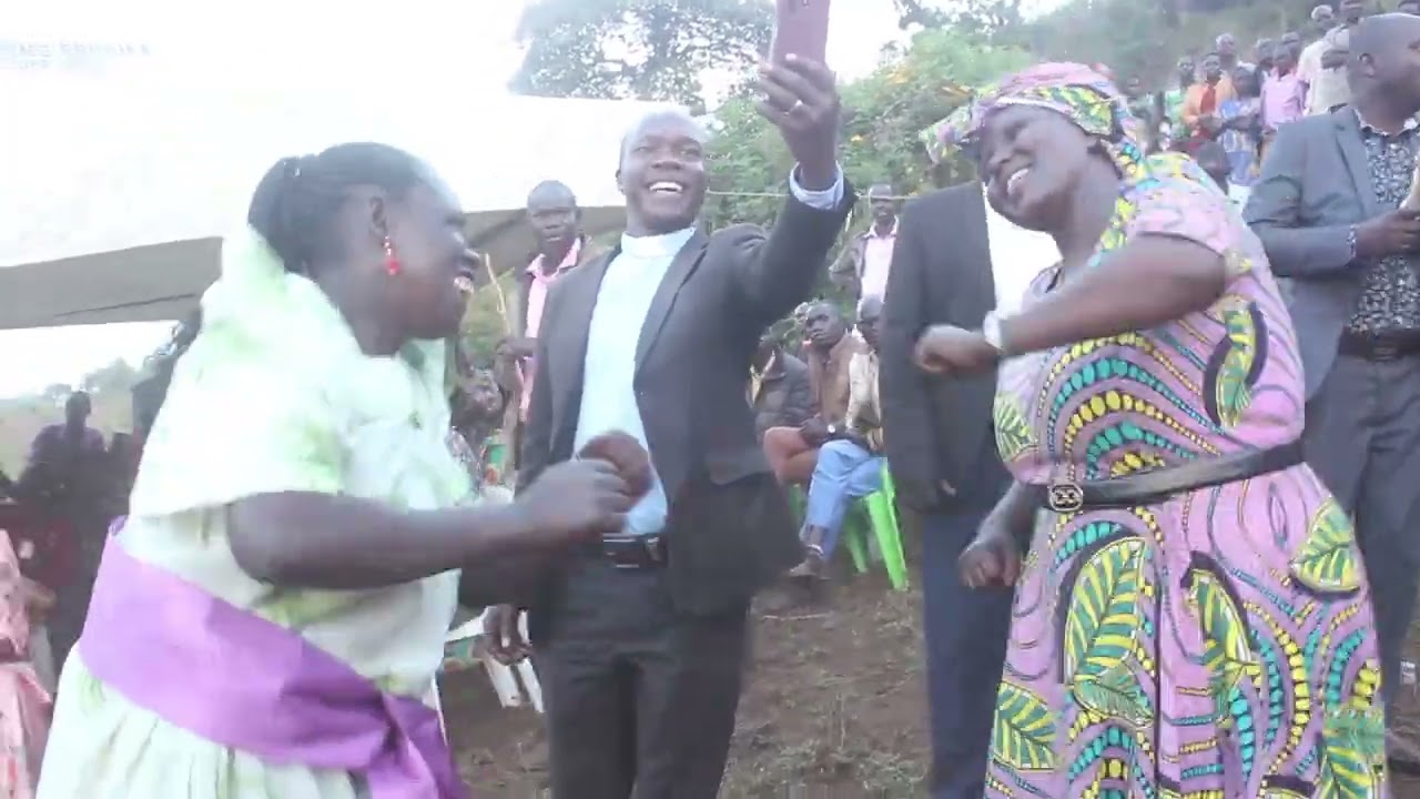 bismungu takingdowry man from  kaptoch clan  taking to kamelkut clan kween  district