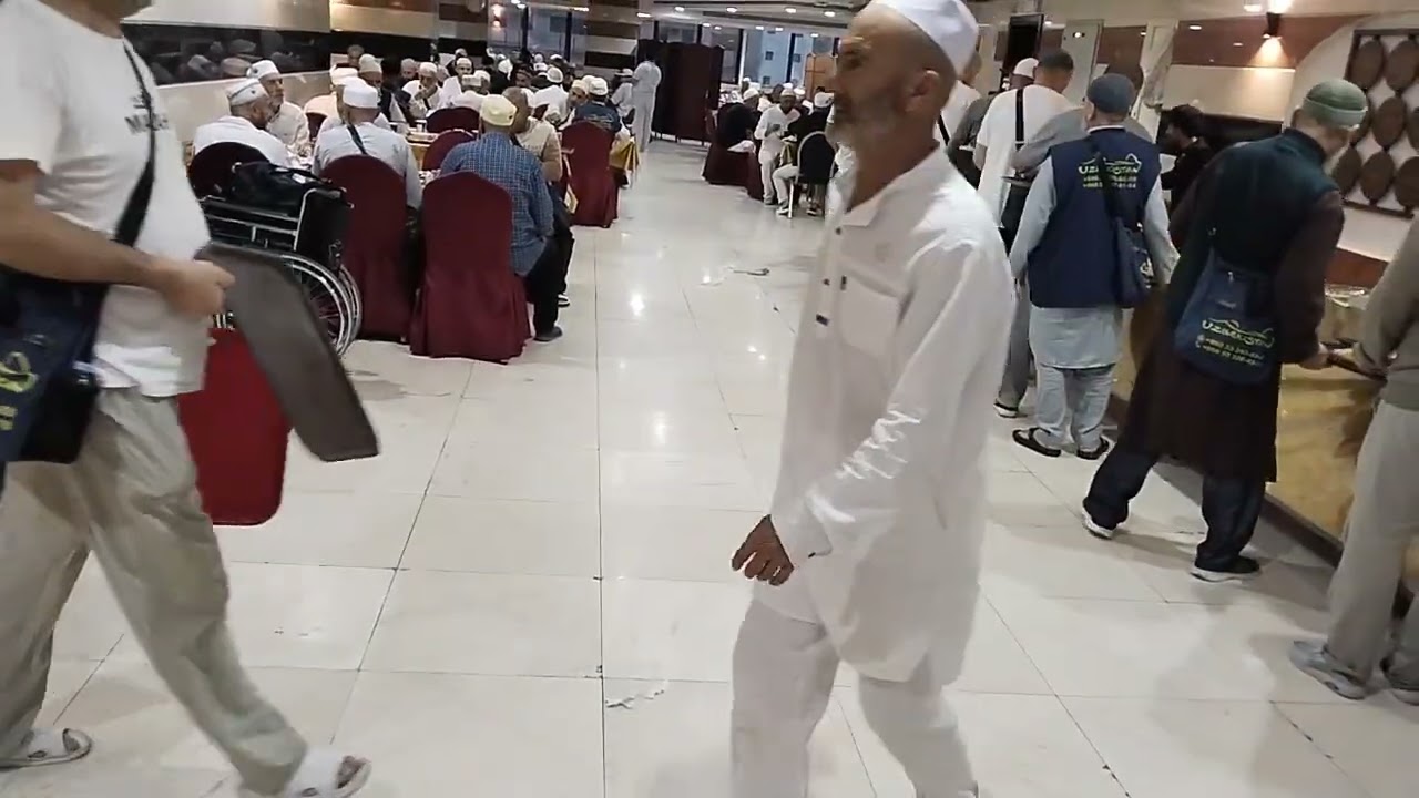 Умра Макка ошхонада хар хил овкатни аралаштирманг