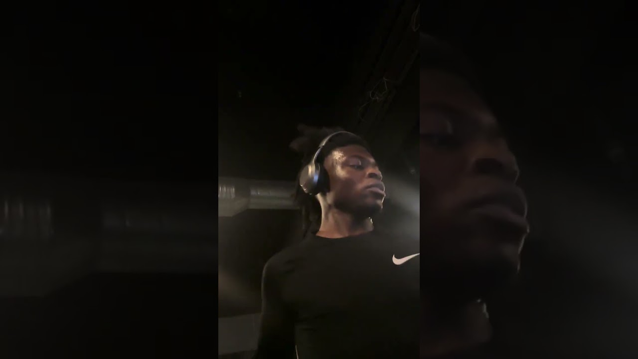GYM/RUNNING ON THE TREADMILL