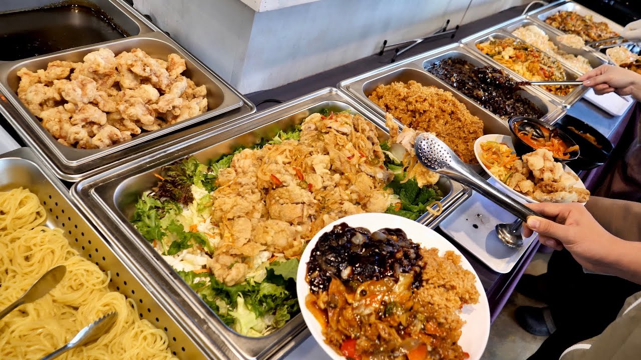 Koreańska kuchnia chińska w formie bufetu (Jjajangmyeon, jjamppong) koreańskie jedzenie uliczne