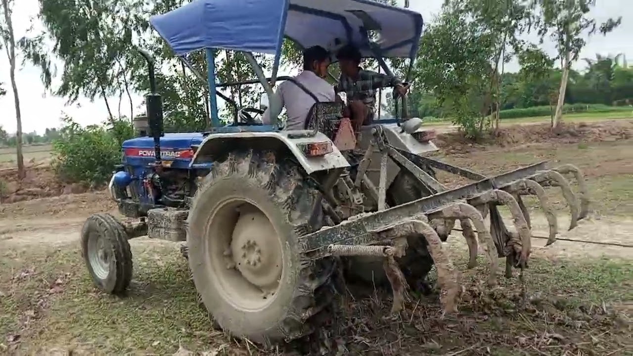 देखिए powertrac कैसे बहुत बड़े लकड़ी के बोटे  को खींच रहा है
