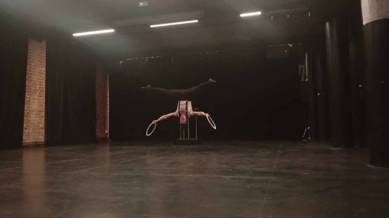 3619  Handstand Act