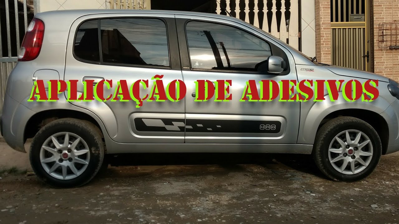Colocação de adesivos laterais no Uno Vivace