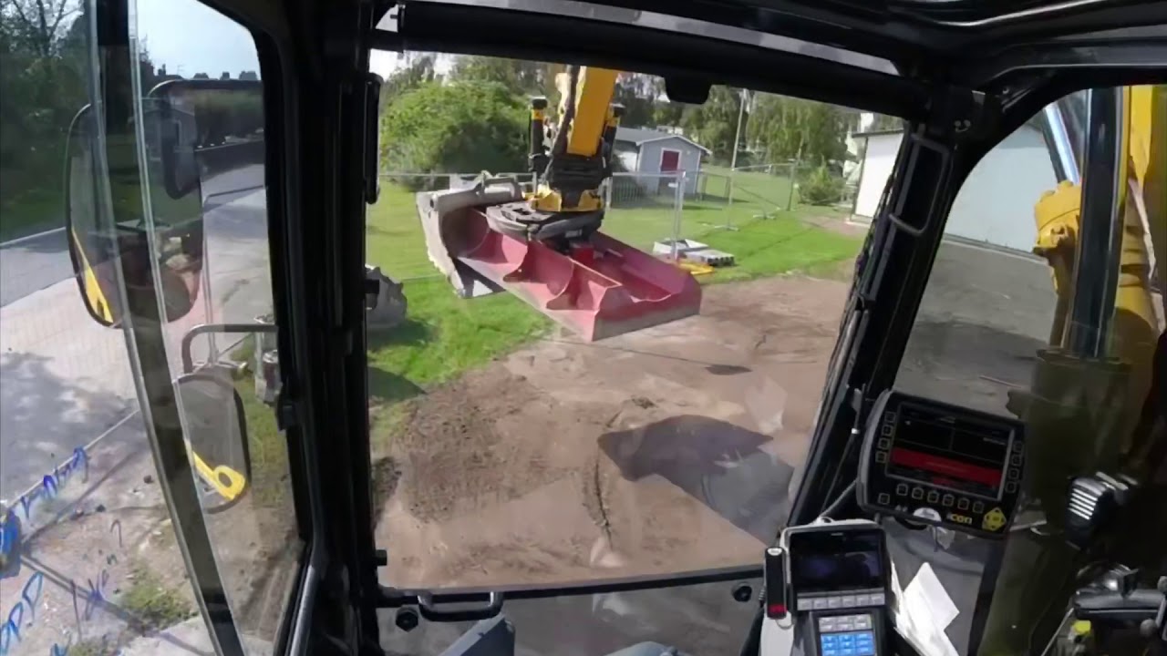 Planerar ut matjord med RF-system planeringsbalk och engcon rotortilt/grading beam topsoil excavator