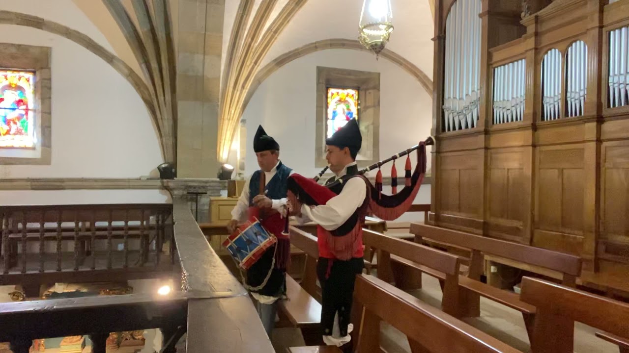 Gaita y tambor Asturias. Misa con gaita asturiana.Pareja tradicional de gaita y tambor.Boda gaita