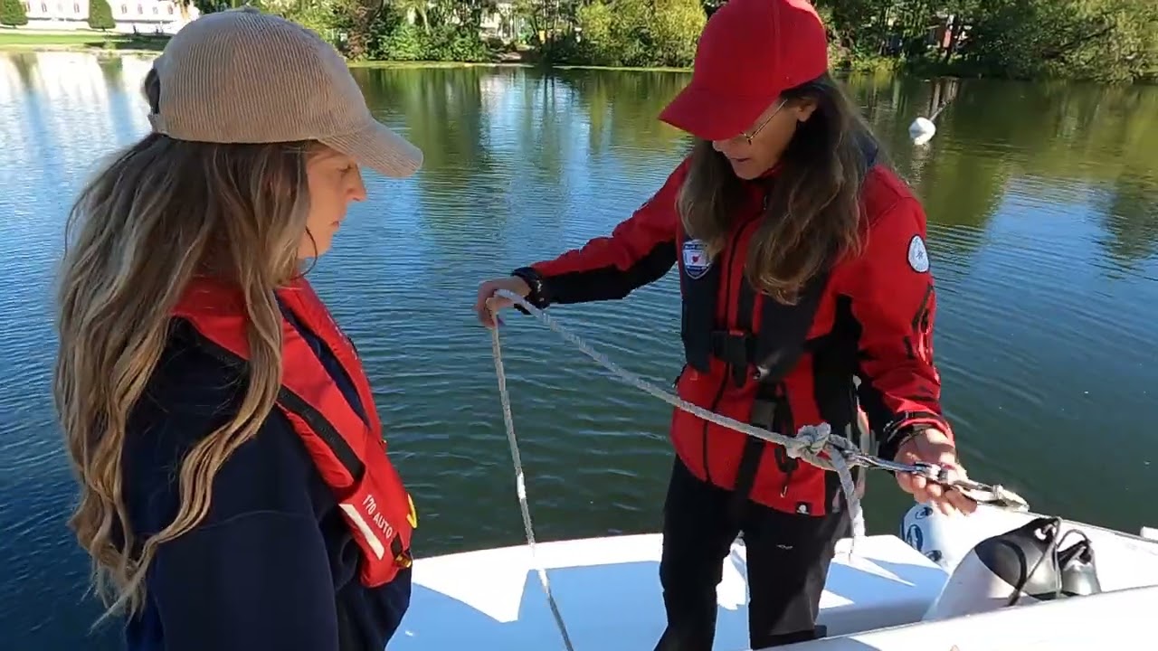 Docking with buoy towards jetty - bow. Become a confident boat captain in 2026 with Maria Lanner.