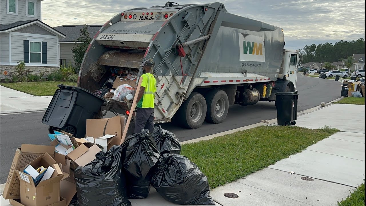 Fast WM Mack MRU McNeilus Rear Loader Garbage Truck Packing Post Christmas Trash