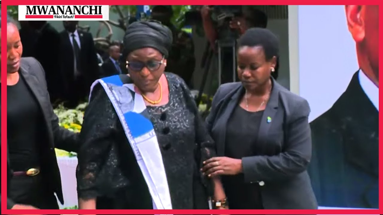 Familia ikiweka udongo kwenye kaburi la Hayati John Magufuli