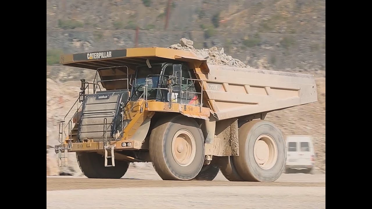 Auto Plus au volant d'un Caterpillar Dumper de 60 tonnes
