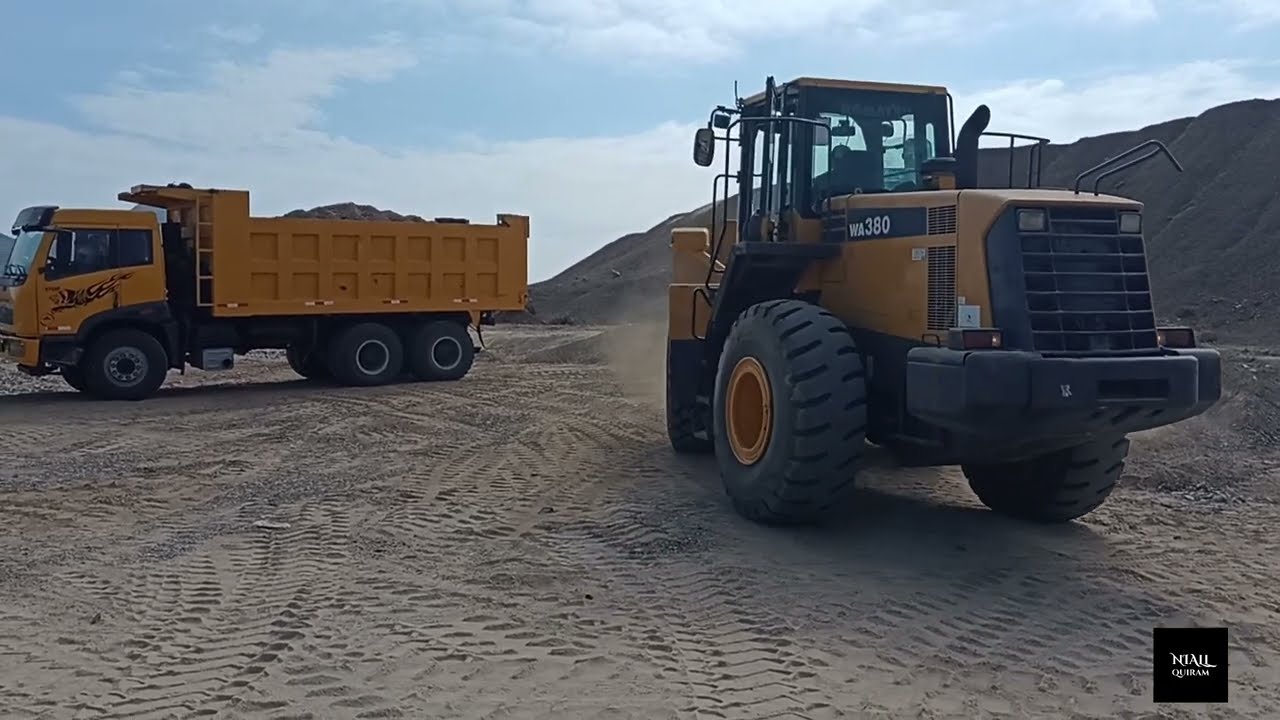 Cargador Frontal Komat'su WA 380-  Cargando Volquete