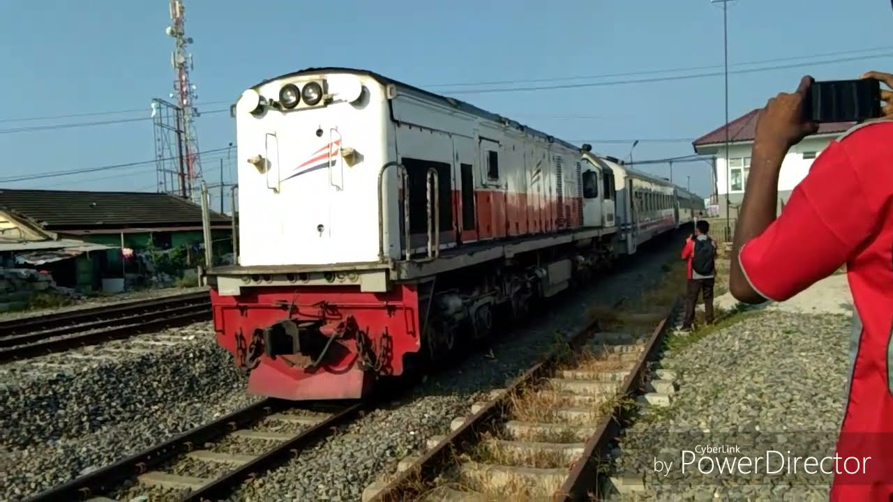 vidio kereta api di divre1