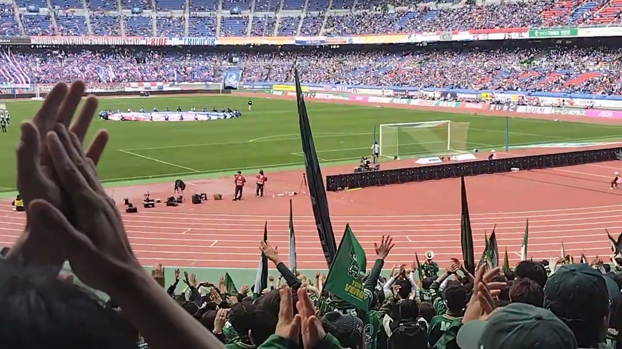 マリノスサポーターの民衆の歌に全緑の東京ヴェルディコールで対抗するヴェルディサポ