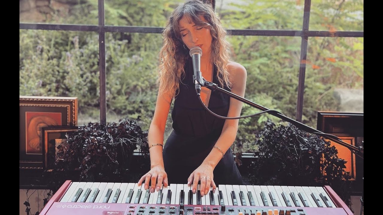 Ceren G&uuml;ndoğdu - Kapı (Canlı Akustik) *Azize Live Session