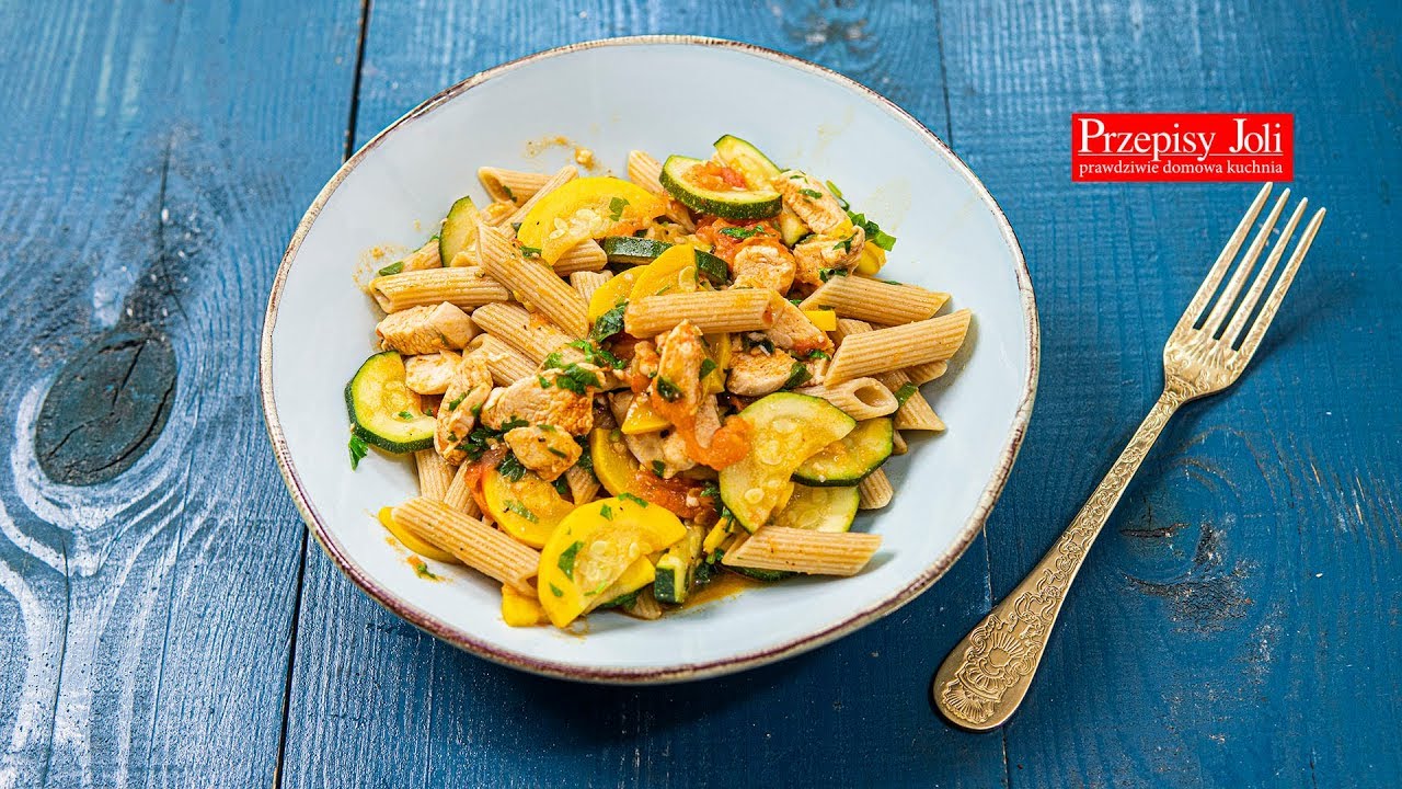 MAKARON Z KURCZAKIEM I CUKINIĄ – SZYBKI OBIAD