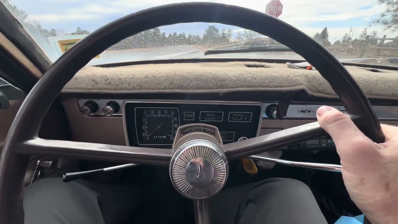 За рулём Plymouth Valiant 225 Slant 6 1966 года выпуска.