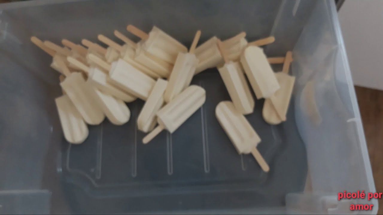 mini fábrica de picolé produzindo picolé de leite condensado