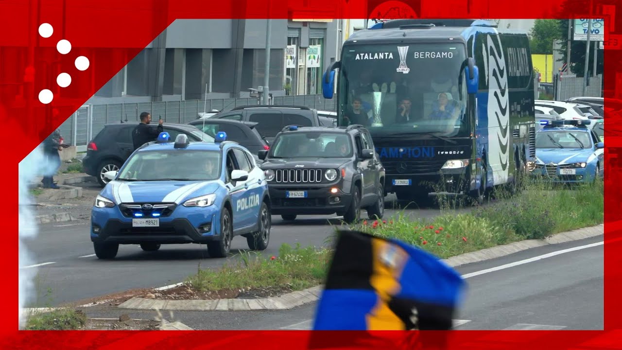 Bergamo: il pullman dell'Atalanta arriva al centro sportivo a Zingonia